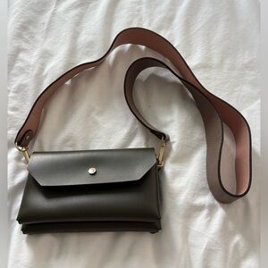 ai Toronto Seoul crossbody pouch in Olive Green